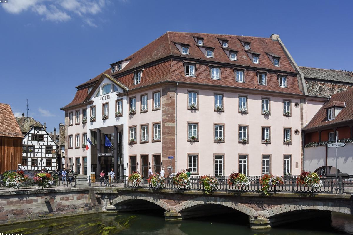 Maison à étage en construction avec échafaudage et charpente traditionnelle